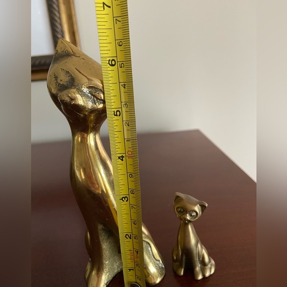 Midcentury Vintage Beveled Sculpted Stylized Brass Cat with Kitten 1960s - Picture 5 of 5
